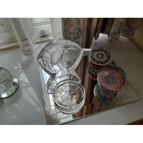 31 - Various vintage and modern glass paperweights