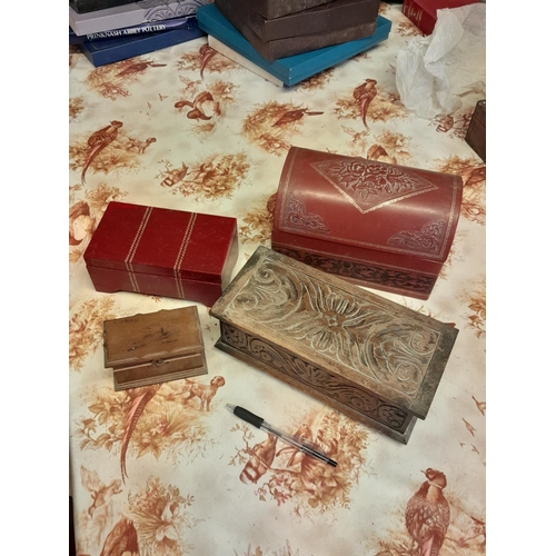 142 - Assorted vintage boxes