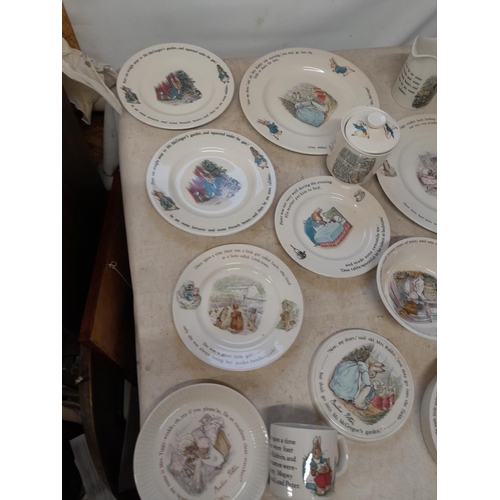 139 - World of Beatrix Potter and Peter Rabbit collectables : Varied array of loose Wedgwood, black and br... 