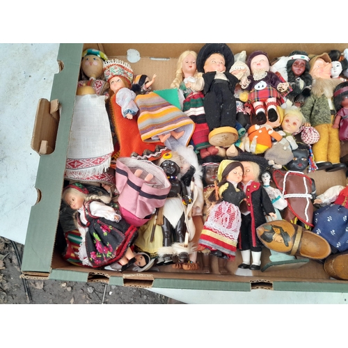 252 - Box of assorted International dolls