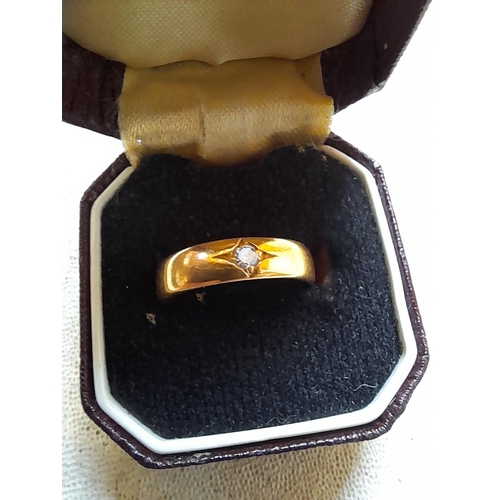 28 - 22 ct gold band set with diamond in presentation box size L, 4.8 g