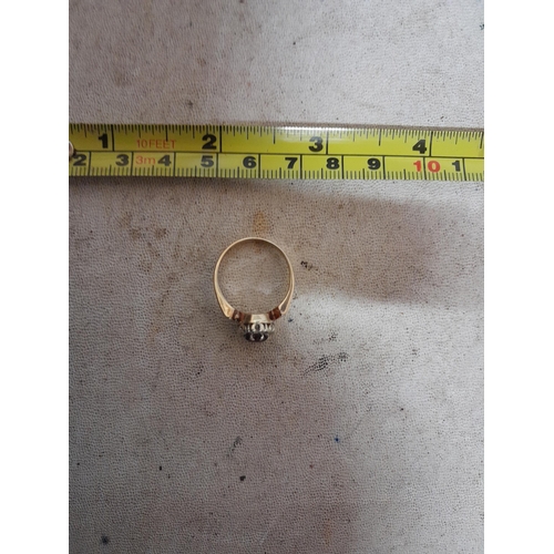 81 - 9 ct gold ring set with red stone and diamonds size O, 3.8 g