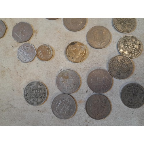 122 - Coins : 1 x £2, 1 x £1, 6 x 50 pences & 17 Half Crowns