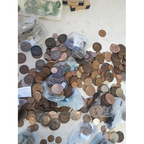 127 - Coins :  approx 3.30 kg of mixed coins GB & foreign, regularly Victorian, pennies from circ. and rel... 