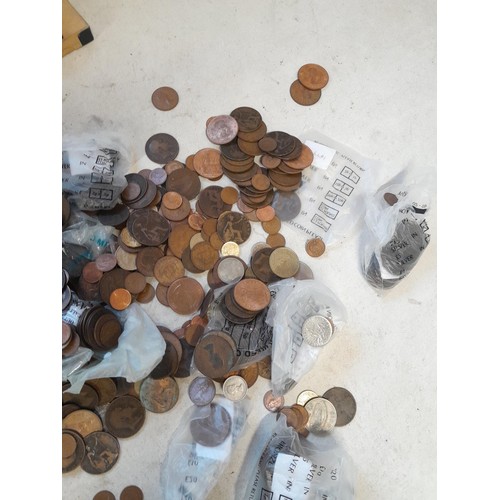 127 - Coins :  approx 3.30 kg of mixed coins GB & foreign, regularly Victorian, pennies from circ. and rel... 