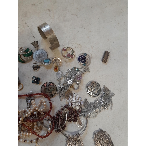 134 - Assorted costume jewellery, very small amount of silver included