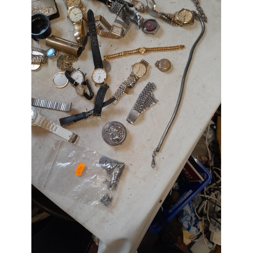 141 - Assorted vintage and modern wristwatches for spares and repairs