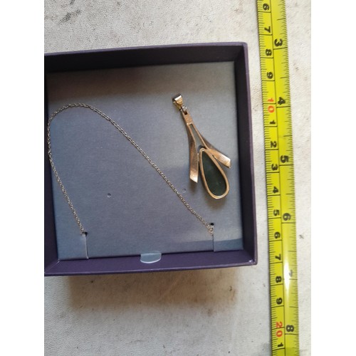 300 - Unmarked 9 ct gold and green stone pendant with 9 ct necklace 3.4 g