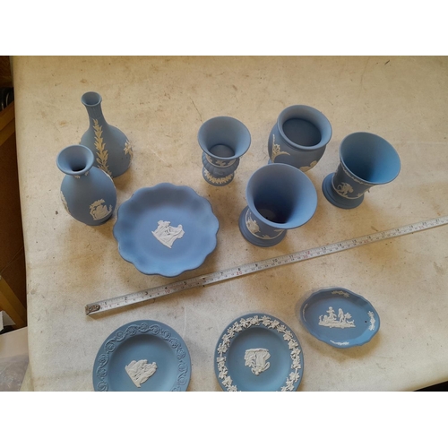 429 - Assorted pieces of Wedgwood Jasperware
