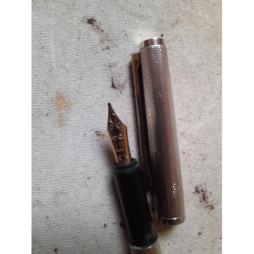 670 - Silver Dunhill vintage fountain pen with 14 KT nib