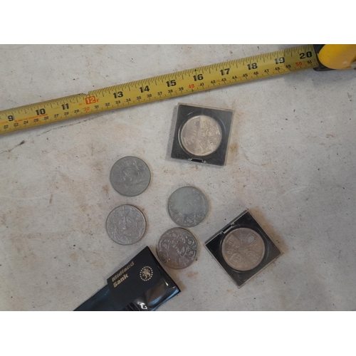 775 - Coins : Jubilee Crowns, base metal, 2 in plastic cases of issue