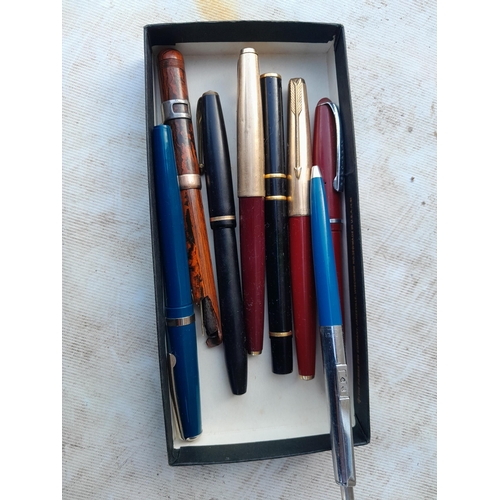 156 - Assorted vintage pens, condition varies