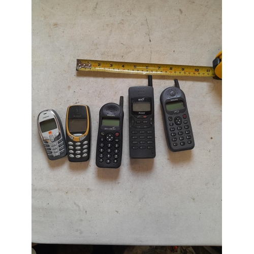 429 - Assorted old mobile phones