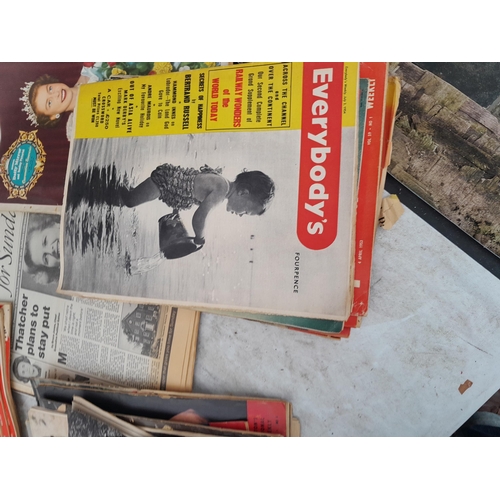 17 - Approx 10kg of vintage key date newspapers and magazines, including Picture Post