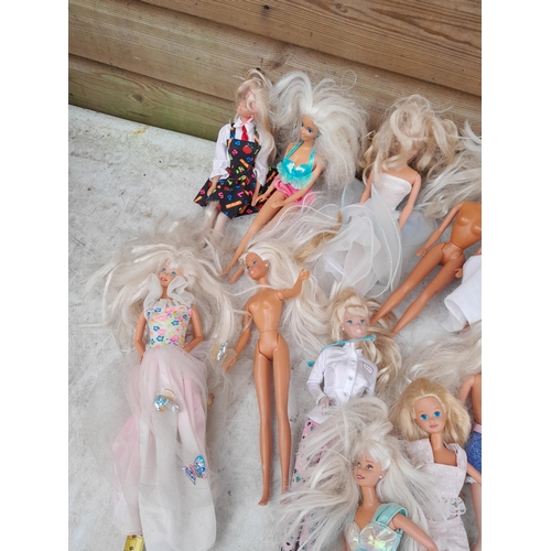 38 - Vintage and modern Sindy Dolls