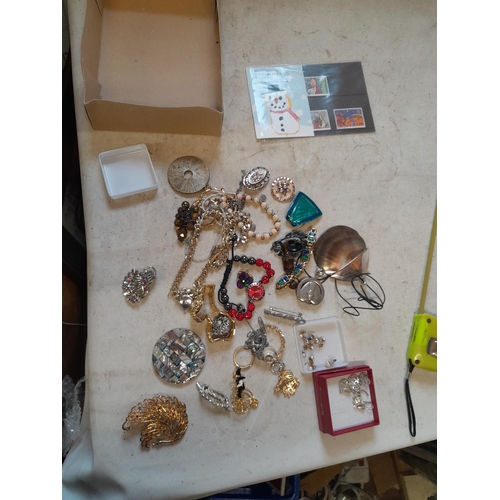 40 - Costume jewellery, small amount of silver included