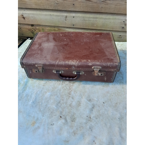 10 - Vintage suitcase containing : cabling, projection zoom lens 20-32 mm, Proskar Ishco Anamorphic 16 fi... 