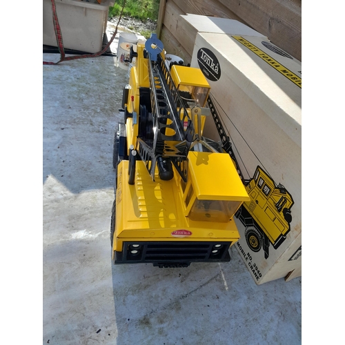 209 - Tonka crane in box of issue in very good condition given age and slight use