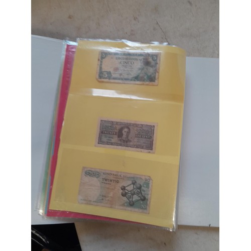 372 - Album of bank notes of the world