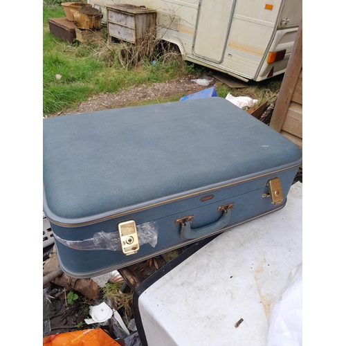 129 - Textile and fashion : 2 x Gents kilts in vintage suitcase