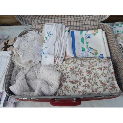 185 - Vintage suitcase full of textiles : linen lace, crochet work, table clothes, coasters serviettes etc... 