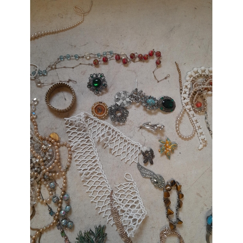 252 - Costume jewellery, silver buttons etc.