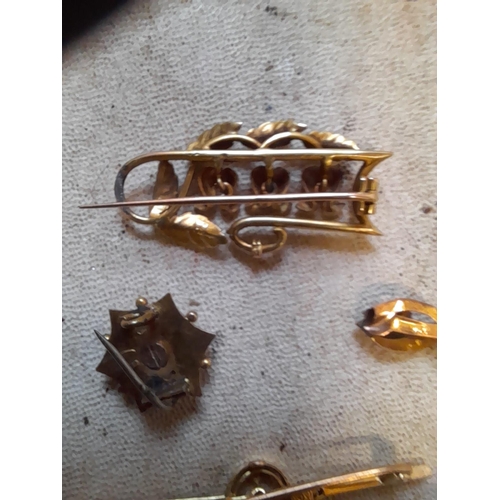 266 - 9 ct gold and higher grade for scrap or repurposing 20 g. brooches clasps, pendant etc.