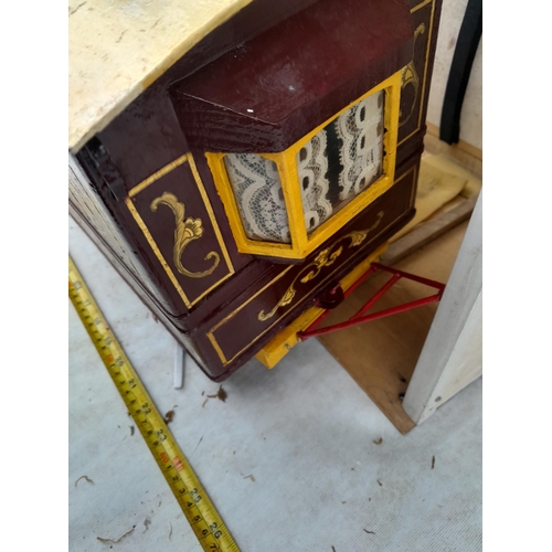 294 - Hand made scale model of a fairground Brayshaw Living Wagon  in carry case, exhibited at steam fairs