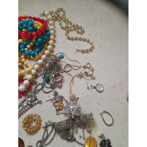 715 - Costume jewellery, small amount of silver noticed, lower grade silver and hardstone necklace, brooch... 