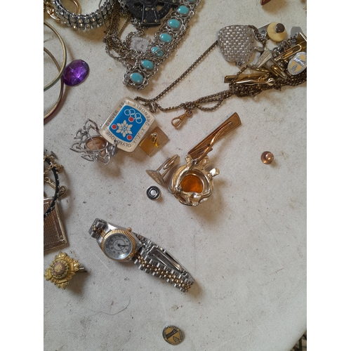 25 - Costume jewellery, necklaces brooches etc. very small amount of silver included, filled & rolled gol... 