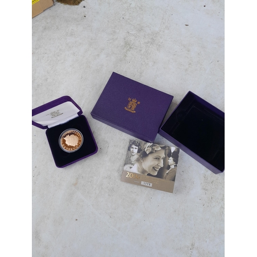 34 - 2006 Ltd Gold Five Pounds in a Royal Mint case of issue and accompanied with cert, 22 ct 39.94 g