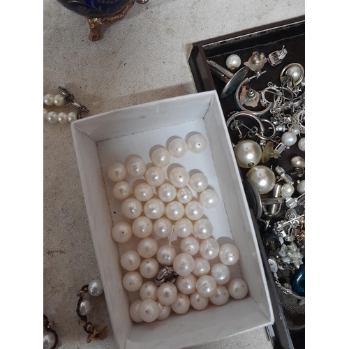 138 - Costume jewellery : Loose pearls in box, Boys Brigade and other pin badges, Acme Girl Guide whistle ... 