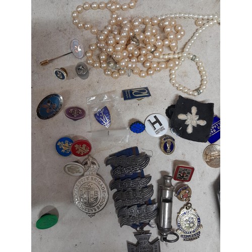 138 - Costume jewellery : Loose pearls in box, Boys Brigade and other pin badges, Acme Girl Guide whistle ... 