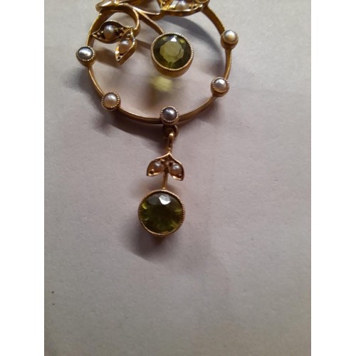 30 - 15 ct peridot and pearl pendant 2. 3 g on a 9ct gold necklace 1.3 g