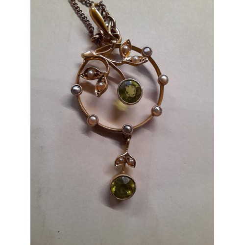 30 - 15 ct peridot and pearl pendant 2. 3 g on a 9ct gold necklace 1.3 g