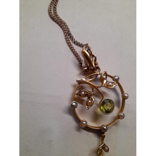 30 - 15 ct peridot and pearl pendant 2. 3 g on a 9ct gold necklace 1.3 g