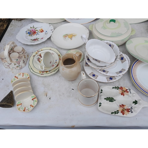 199 - Decorative dinnerware : Doulton Art Deco inspired pattern etc.