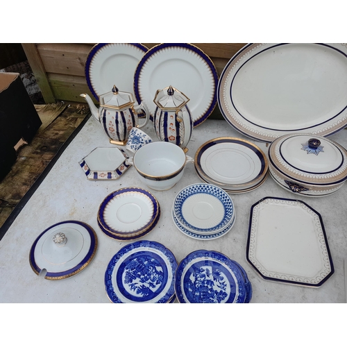 200 - Varied array of mixed maker blue and white china from the 20th century : Coalport and others