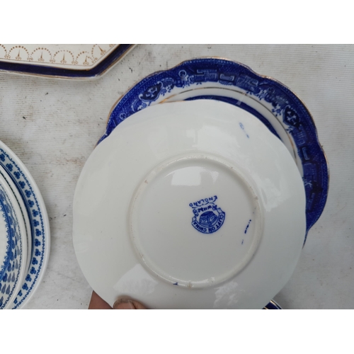 200 - Varied array of mixed maker blue and white china from the 20th century : Coalport and others