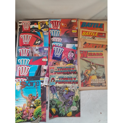 209 - Comics : 2000 AD late 1980s - early 1990s, other comics and books