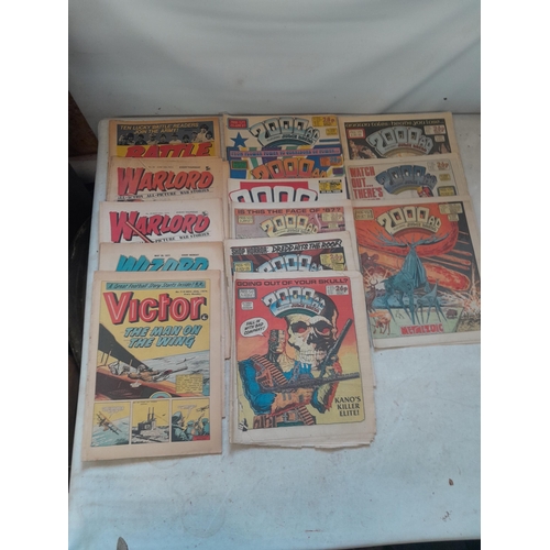 209 - Comics : 2000 AD late 1980s - early 1990s, other comics and books