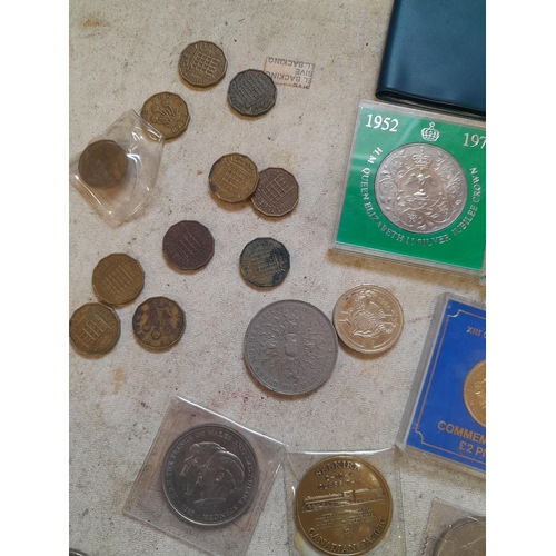 262 - Coins : 2 x plastic sets, 1 x Cartwheel penny, base metal Crowns, Farthings base and other metal coi... 