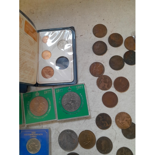 262 - Coins : 2 x plastic sets, 1 x Cartwheel penny, base metal Crowns, Farthings base and other metal coi... 