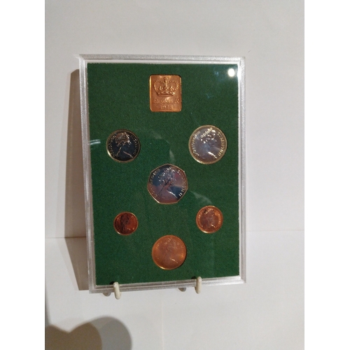 482 - 1975 GB proof coin set in Royal Mint card sleeve of issue