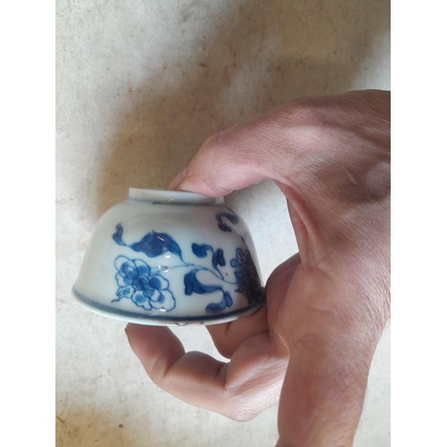 48 - An array of mainly damaged 18th & 19th century Chinese Export porcelain : restored bullet shape teap... 