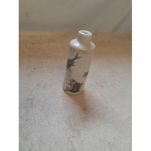 49 - A finely potted Chinese porcelain scent bottle decorated with fish, missing stopper, in good conditi... 