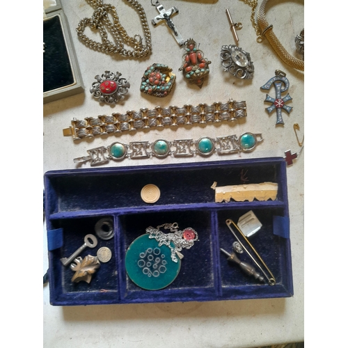 50 - A collection of costume jewellery in a Victorian Chubb box with key : necklaces, brooches, small amo... 