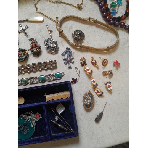 50 - A collection of costume jewellery in a Victorian Chubb box with key : necklaces, brooches, small amo... 