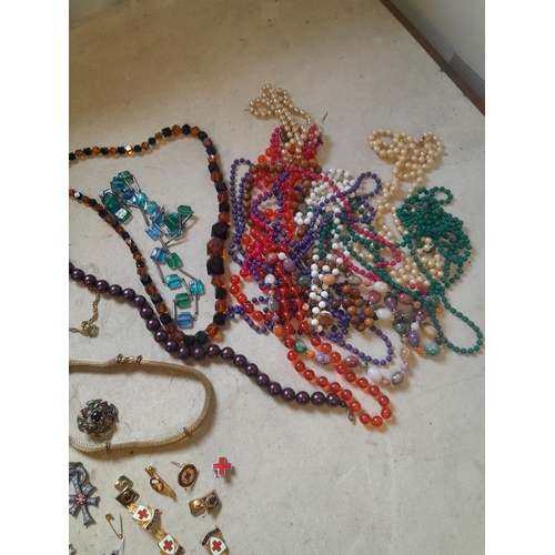 50 - A collection of costume jewellery in a Victorian Chubb box with key : necklaces, brooches, small amo... 