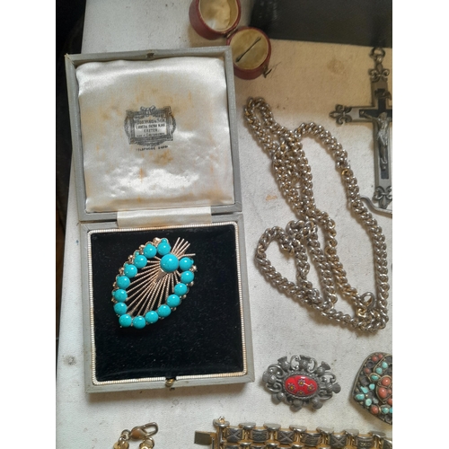 50 - A collection of costume jewellery in a Victorian Chubb box with key : necklaces, brooches, small amo... 